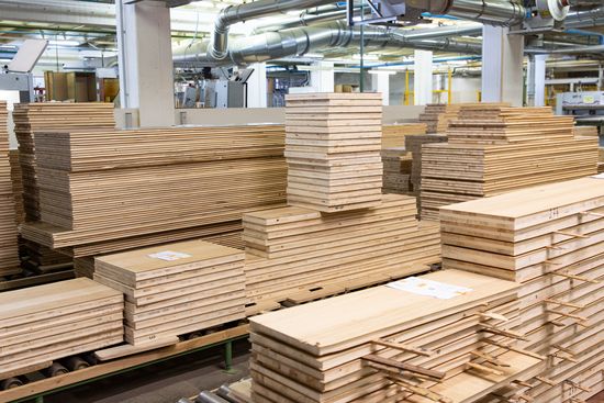 Production at Voglauer also regularly involves small lot sizes in a wide variety of materials and material thicknesses. With the LEUCO p-System, even veneered parts with a veneer overhang are joined and milled in through-feed and stationary machines. 