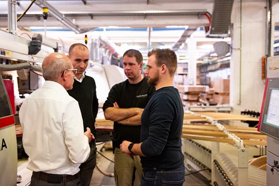 Martin Schrittwieser (Production Manager at Voglauer, 2nd from left) uses the LEUCO p-System, since he can process many materials with high quality and corresponding edge lives, thereby eliminating tool locations. Roman Edelhofer (LEUCO, left) discussing how the most varied requirements can be met with minimum expense by using flexible tools.  
