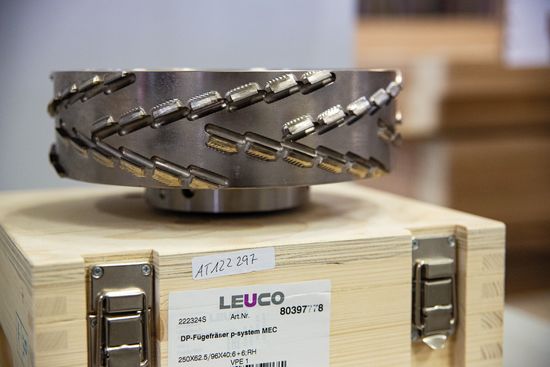 It was now the logical consequence to integrate LEUCO p-System tools with a 70 degree shear angle on the new line. 