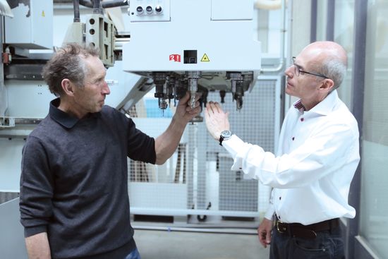 With the TRIBOS clamping tool, LEUCO's new DIAREX cutter with a large shear angle achieves high-precision concentricity on the CNC machine. Franz Hausmann (left), Roman Edelhofer