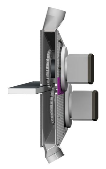 Anchoring of the patented two-piece hood to the upper pressure beam allows the ideal gap to be set automatically for each panel thickness. The sandwich construction with sound-absorbing material reduces noise by 2 to 3 dB.