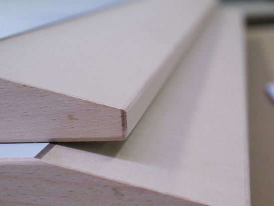 Beveled edge with 12° on the machining center in just two work steps without cracks on the veneered edge.