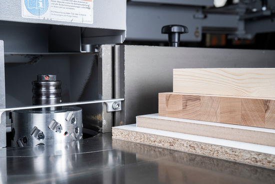 The 35° axis angle enables the diamond-tipped SmartJointer to joint solid wood and wood-based materials without chipping. The diamond tips also mean longer edge lives.
