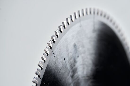 Thinner and featuring a special coating, the carbide-tipped WS-FA format circular saw blade is the new specialist for PMMA sheets thicker than 15 millimeters and for polystyrene boards thicker than 20 millimeters.