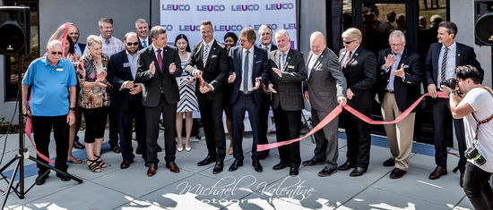 La gerencia de LEUCO y los empleados, junto con representantes nacionales y de la ciudad, en la inauguración festiva de la ampliación de la sede principal.
