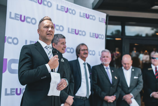 El gerente de Leuco Tool, Jens Schulz, Daniel Schrenk (gerente de distribución y marketing de LEUCO) y Frank Diez (presidente de la gerencia de LEUCO), de izquierda a derecha, hablan para el acto inaugural.