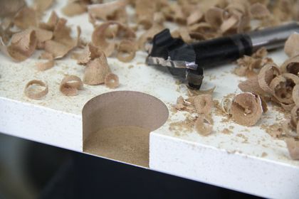 使用 Light 铰链孔钻，可以在距离材料边缘非常近的位置钻孔。中心点不会被捅穿。装饰物不会拱起。