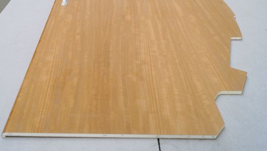 在嵌套加工时,LEUCO 刀具在贴面上横切和纵切都是干净、无碎口。