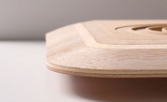 p-System 平头铣刀具有 70° 轴向角具备的一切优势，也可以设计成一种轮廓。在这种情况下，另一位 LEUCO 客户用它干净无碎口地铣削带有铁杉木贴面的轻型板材。