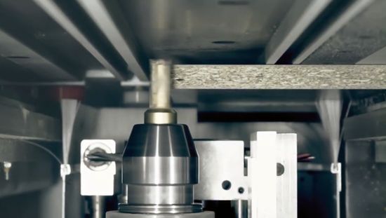 <strong>CNC 垂直加工, 可用于多种型号的机床:</strong> 特殊的 p-System 设计,同样可用于垂直式 CNC 加工